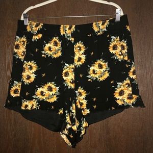 Torrid sunflower ruffle hem shorts size 1